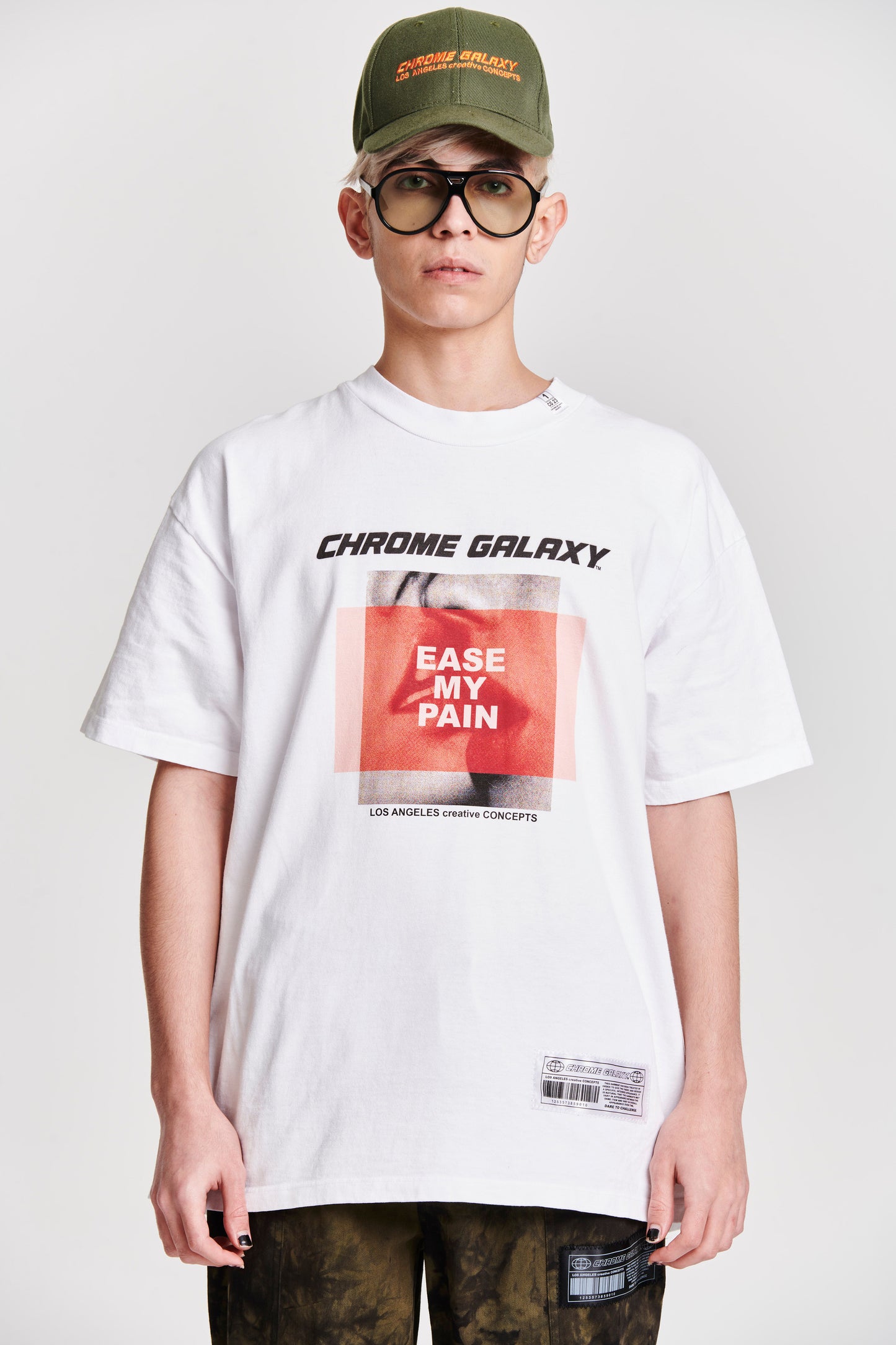 EASE MY PAIN KISSING LIPS SHORT SLEEVE T-SHIRT IN WHITE