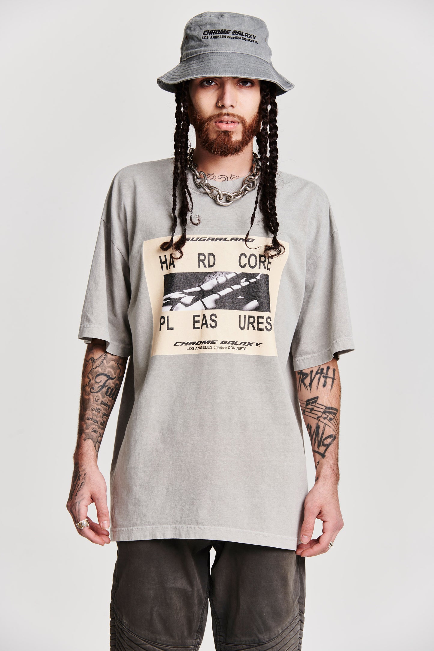 HARDCORE PLEASURES SHORT SLEEVE T-SHIRT IN LIGHT GREY