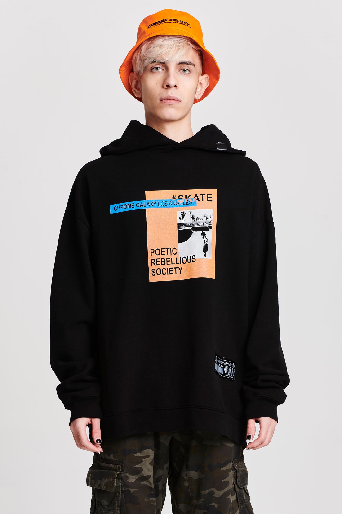 SKATE FRONT PRINT HOODY IN BLACK